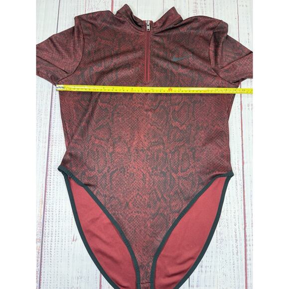 Nike Burgundy Snake Print Body Suit Woman's Size XL Long Sleeve Comfort Tight - Picture 7 of 8